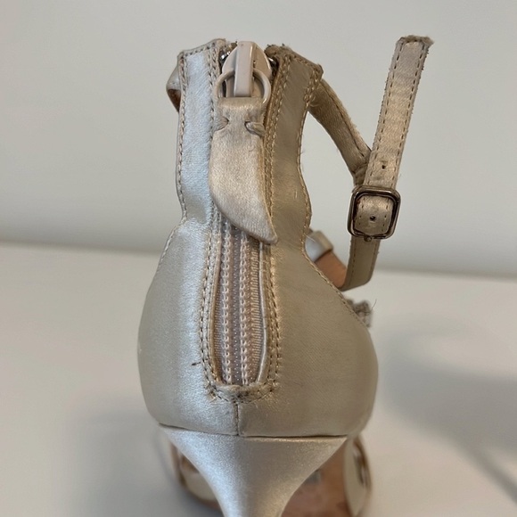 Badgley Mischka Giovanna II Satin T-Strap Jewelled Sandals In Cream Size 7 - Picture 10 of 14